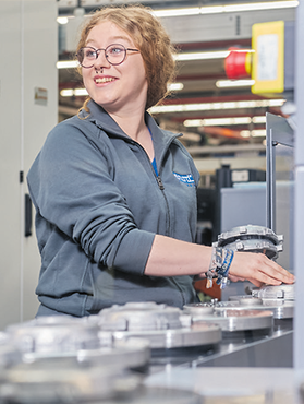 Mitarbeiter der Firma EMOD Motoren GmbH