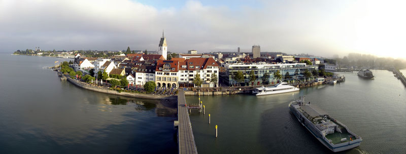 Blick auf Friedrichshafen von oben mit einem Schiff