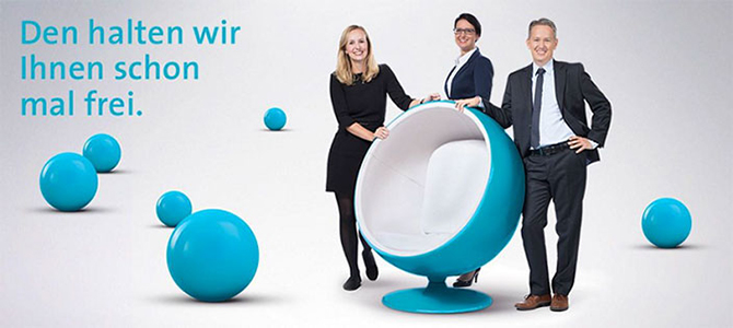 Drei Mitarbeiter am Sessel - Den halten wir Ihne schon mal frei.