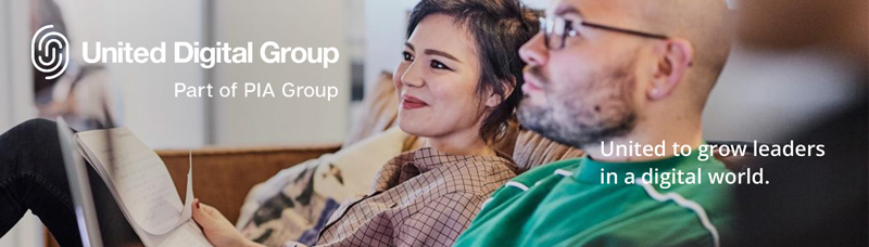 Frau und Mann auf dem Sofa - United Digital Group = United to grow leaders in a digital world.