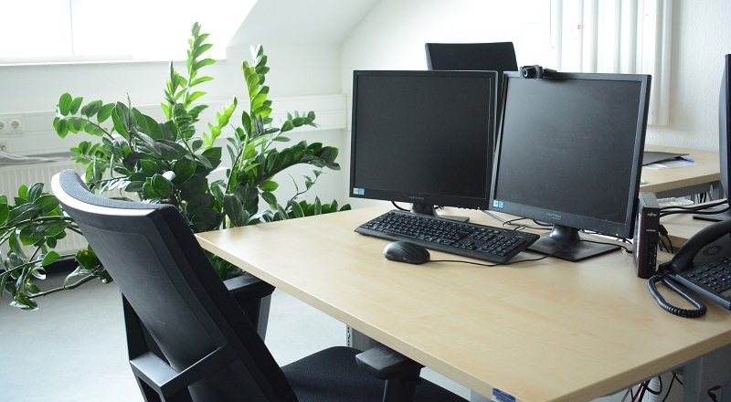 Schreibtisch mit Stuhl