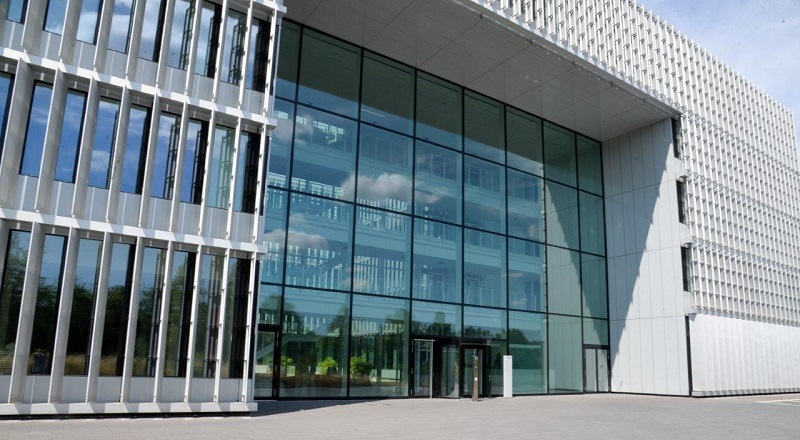 großes Glasgebäude