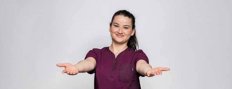 Krankenschwester reicht die Hand