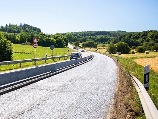 Straße in Reparatur, Fahrbahnmarkierungen