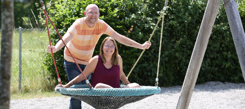 Menschen mit Brille lächeln