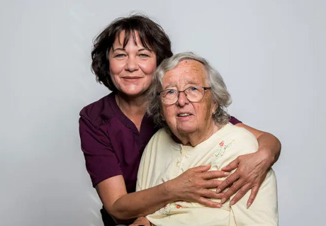 Krankenschwester mit einer älteren Frau