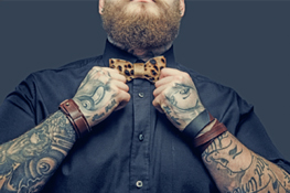 Hotelfachmann mit Tattoo und Hemd von HOTEL RESTAURANT TALBLICK