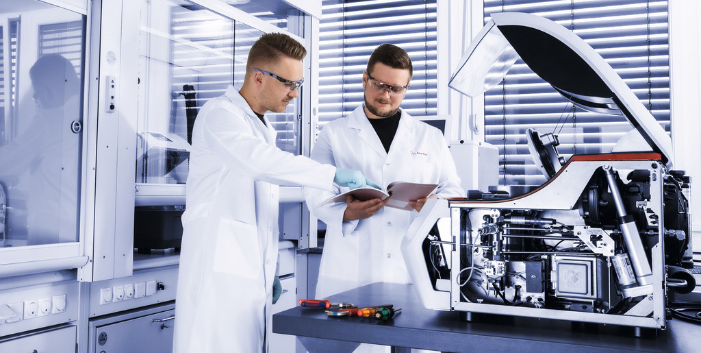 Zwei Männer arbeiten in einem modernen Labor
