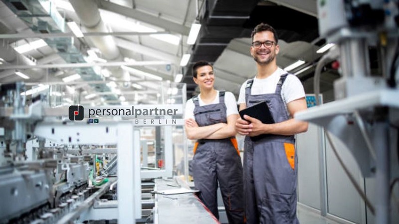 Zwei Arbeiter lächeln