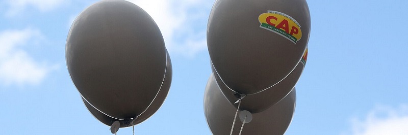 graue Luftballons mit Firmenlogo