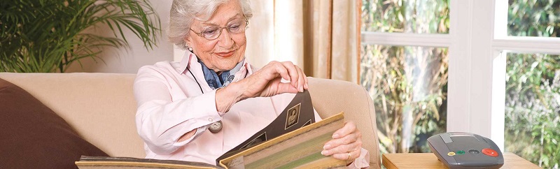 eine alte Dame, die ein Sammelalbum durchblättert