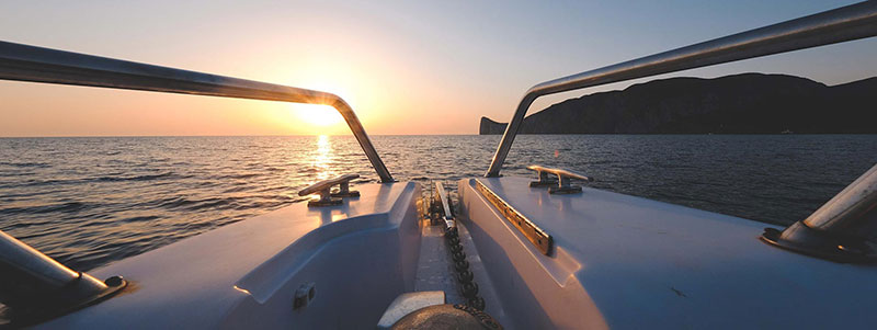 Mit dem Boot in den Sonnenuntergang.