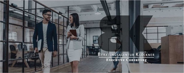 Zwei Mitarbeiter wandern durch die Gänge des Unternehmens - BERATUNGSAGENTUR KLÖCKNER EXECUTIVE CONSULTING