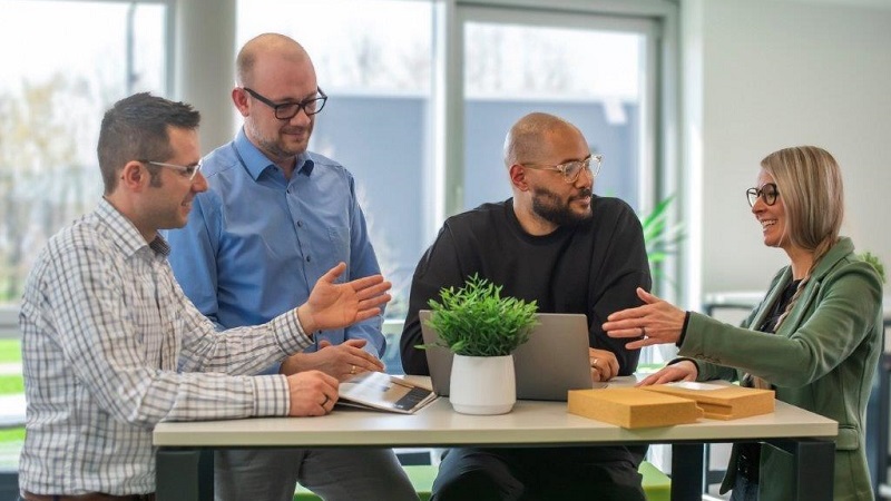 Vier Teammitglieder diskutieren