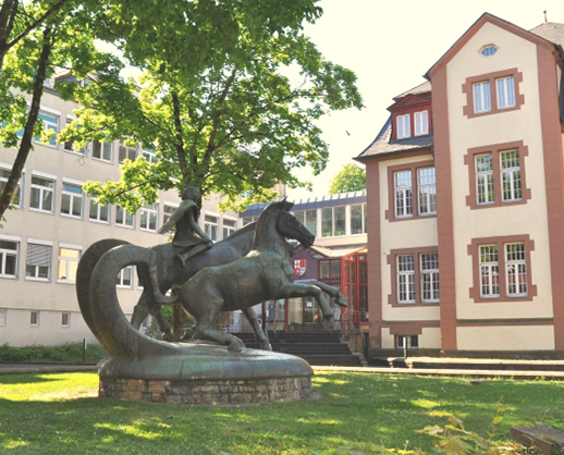 Statue von Soldaten vor dem Rathaus