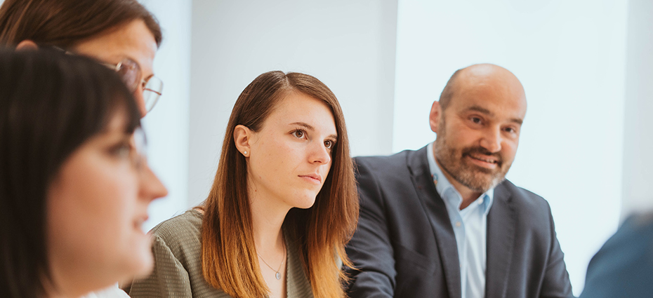 Zwei Kolleginnen diskutieren im modernen Büro