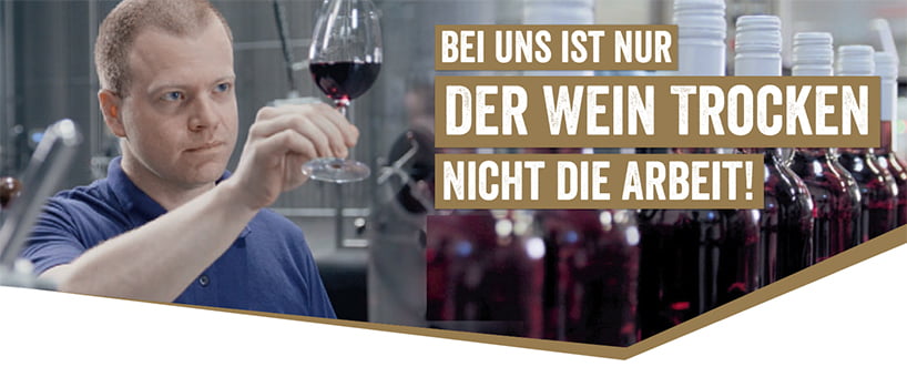 Bei uns ist nur der Wein trocken nicht die Arbeit - Ein Mann beurteilt die Farbe des Rotweins