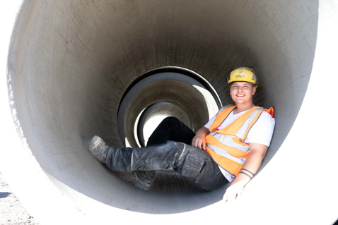 Ingenieure im großen Betonrohr