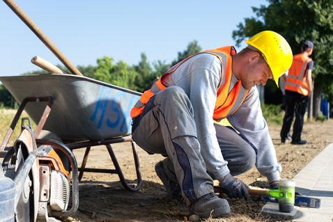 Arbeiten  mit Trolley auf Baustelle