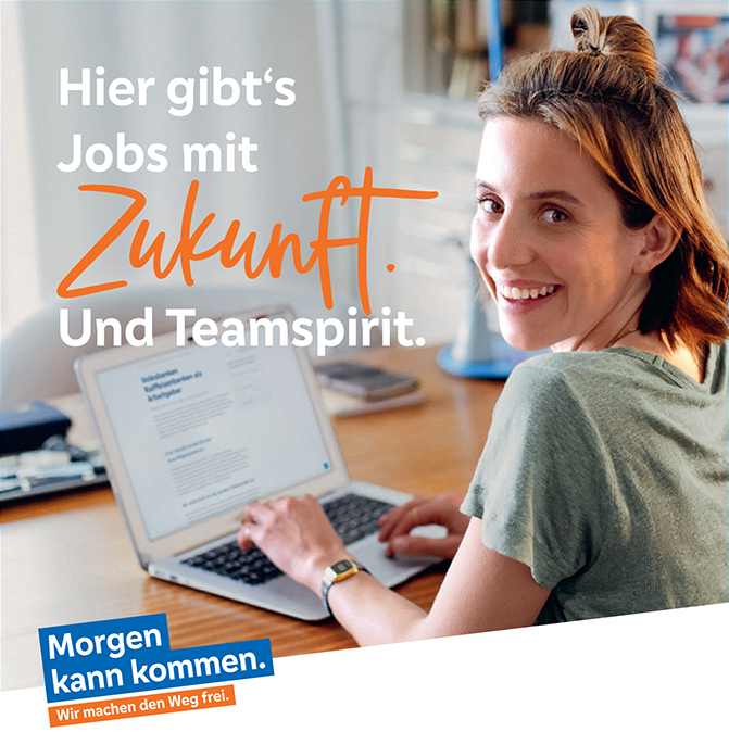 Hier gibt's Jobs mit Zukunft Und Teamspirit. Morgen kann kommen. Wir machen den Weg frei. - Lächelnde Studentin mit Laptop