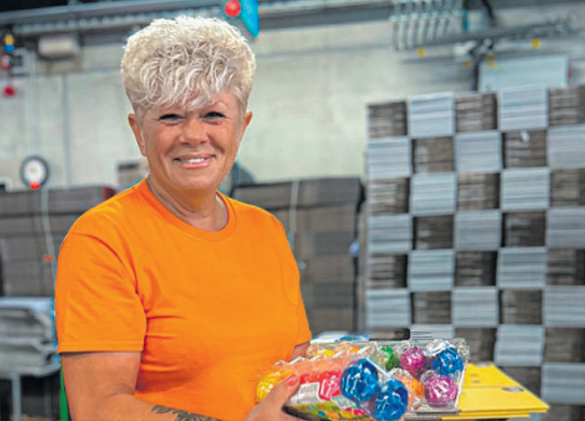 Produktionsmitarbeiter mit Ostereiern auf der Hand der Firma Eierhof Hennes GmbH