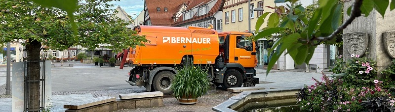 orangefarbener Lastkraftwagen