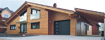 Modernes Holzhaus mit großen Fenstern und Garage.