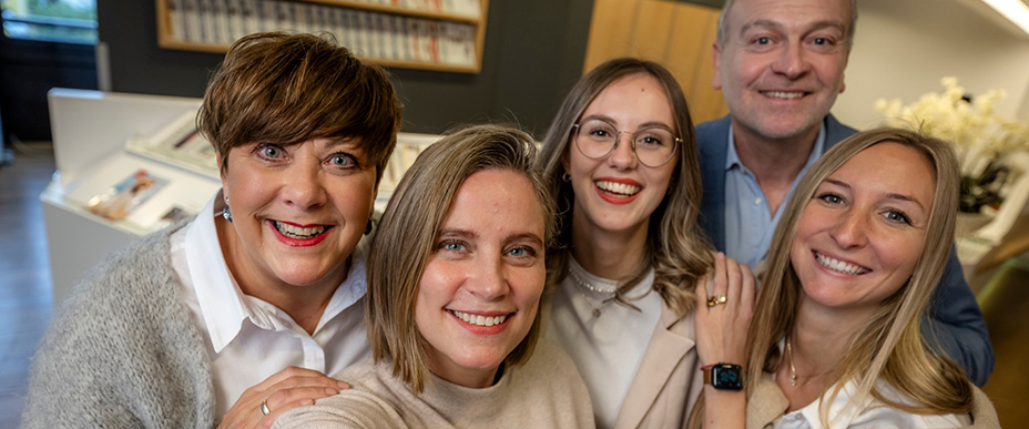 Lächelndes Team macht Selfie