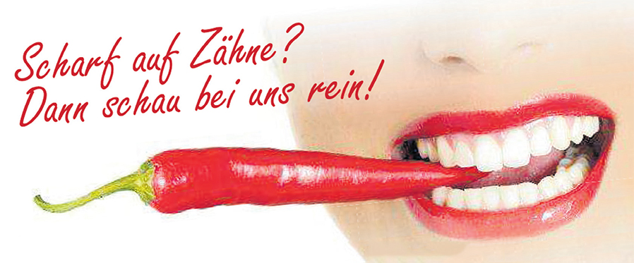 eine Frau beißt in eine Chilischote