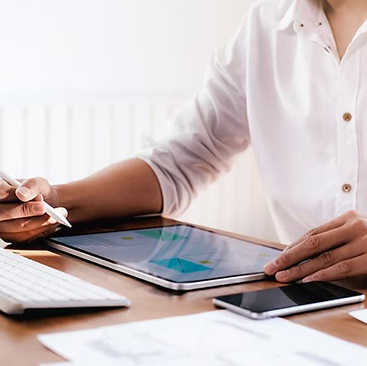 Geschäftsmann arbeitet mit Tablet