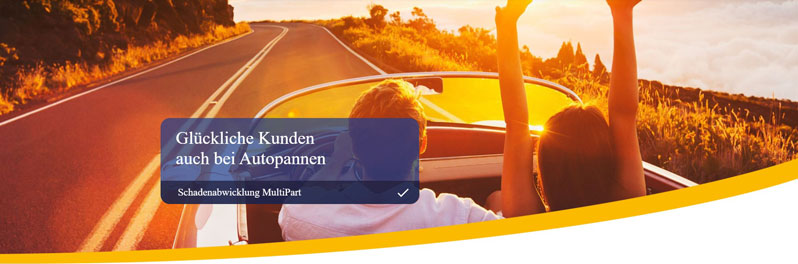 Glückliches Paar, das bei Sonnenuntergang mit dem Auto reist