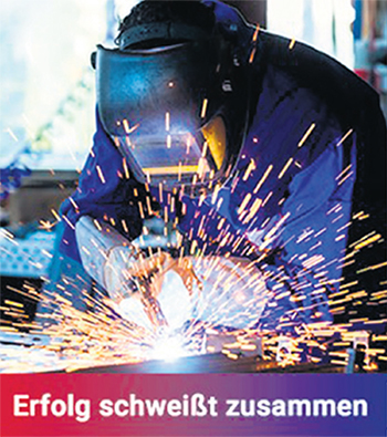 Erfolg schweißt zusammen - Industriearbeiter schweißt Metallteil in Fabrik