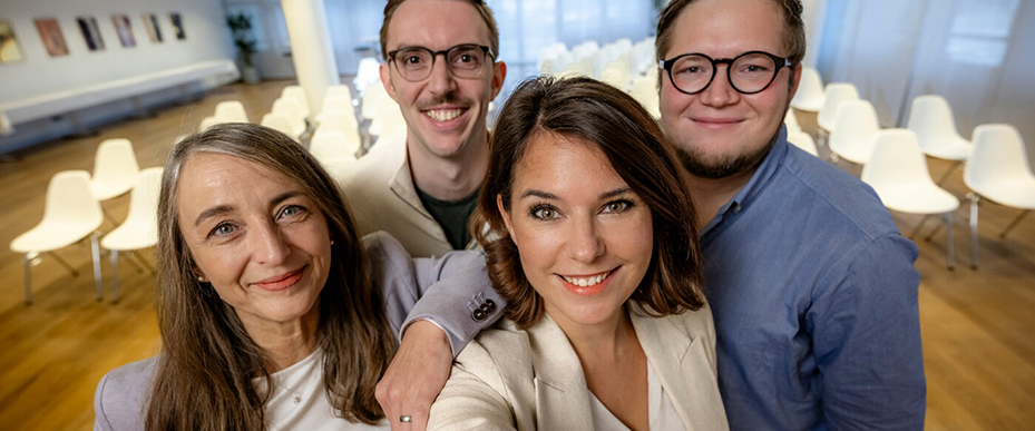 Lächelndes Team macht Selfie