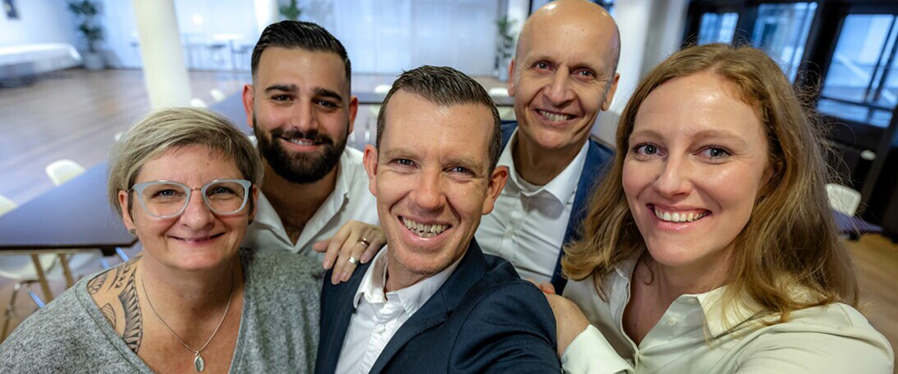 Junges Team macht Selfie