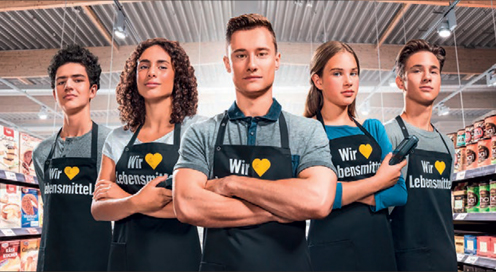 Fünf selbstbewusste Arbeiter im Supermarkt