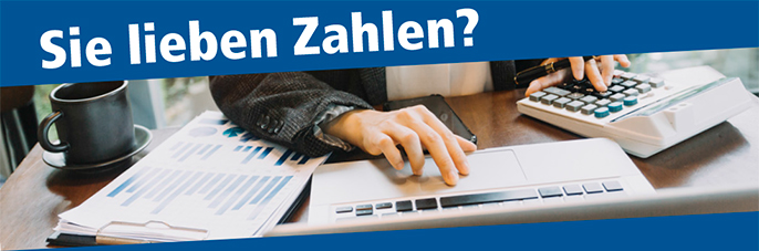 Sie lieben Zahlen? - Buchhalter arbeitet mit Rechner und laptop