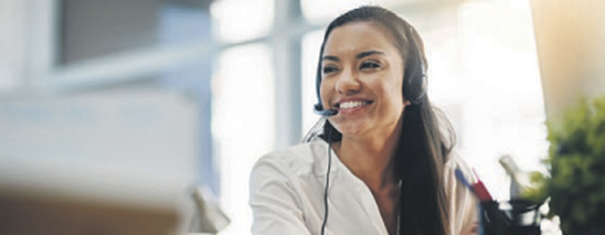 Glückliche Frau mit Mikrofon