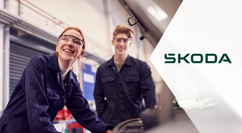 ŠKODA - Junges Mechanikerpaar in einer Autowerkstatt