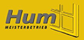Logo von Hum Meisterbetrieb mit stilisierter Fensterrahmen-Grafik auf gelbem Hintergrund