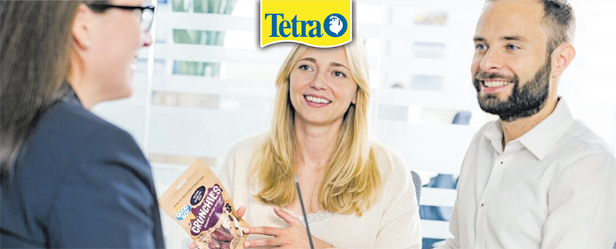 Tetra - Junge Frau mit ihrem Hund im modernen Büro