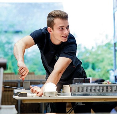 Junger Elektroniker