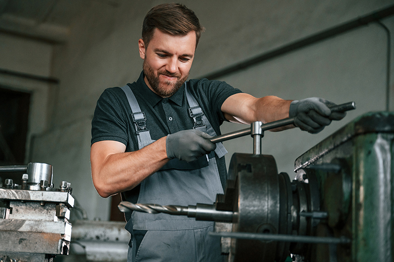 Mechaniker benutzt ein Werkzeug.