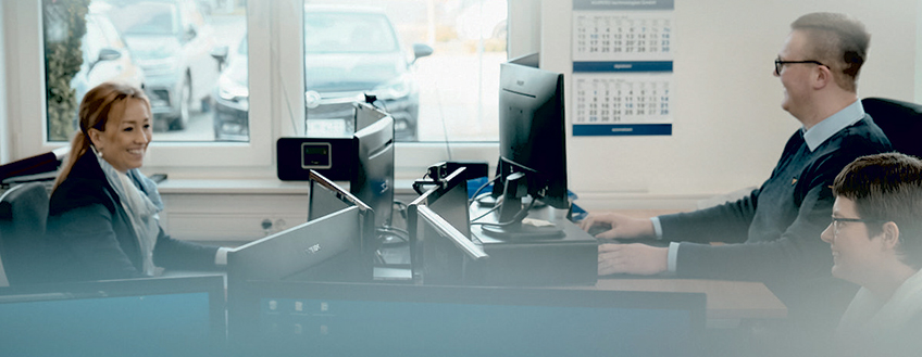 Geschäftsleute arbeiten im Büro