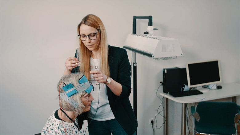Neurologische Untersuchung einer älteren Patientin