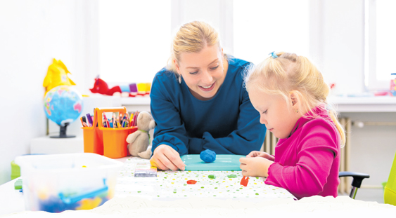 Leherin und ein Kind im Therapiezentrum im Medicus Wesken