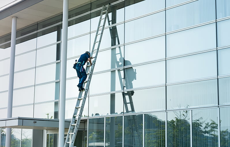Höhenarbeit bei der Glasreinigung