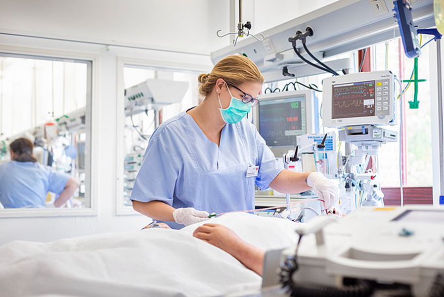 Pflegefachfrau und Patienten