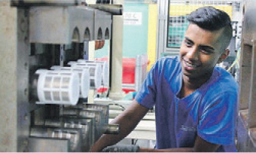 Facharbeiter bedient eine Maschinenanlage zur Herstellung.