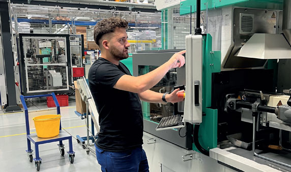 ein Mitarbeiter bedient die Maschine