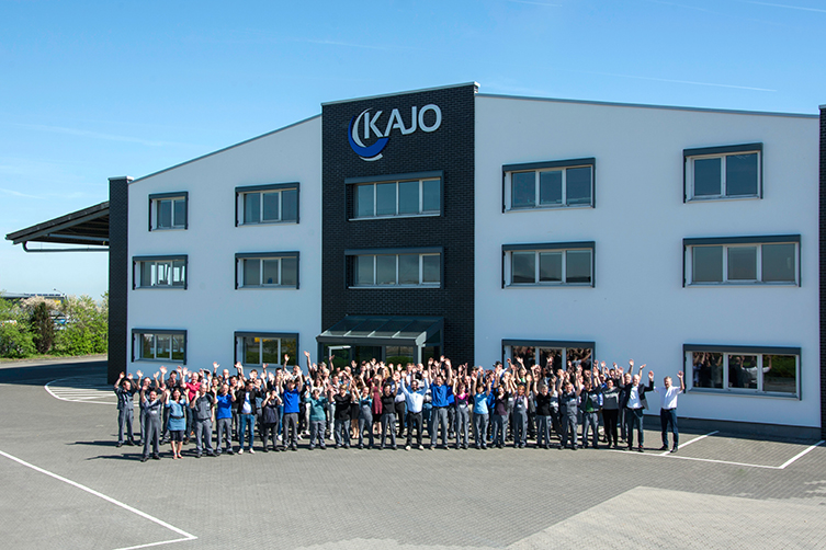 Mitarbeiter vor dem Kajos Gebäude